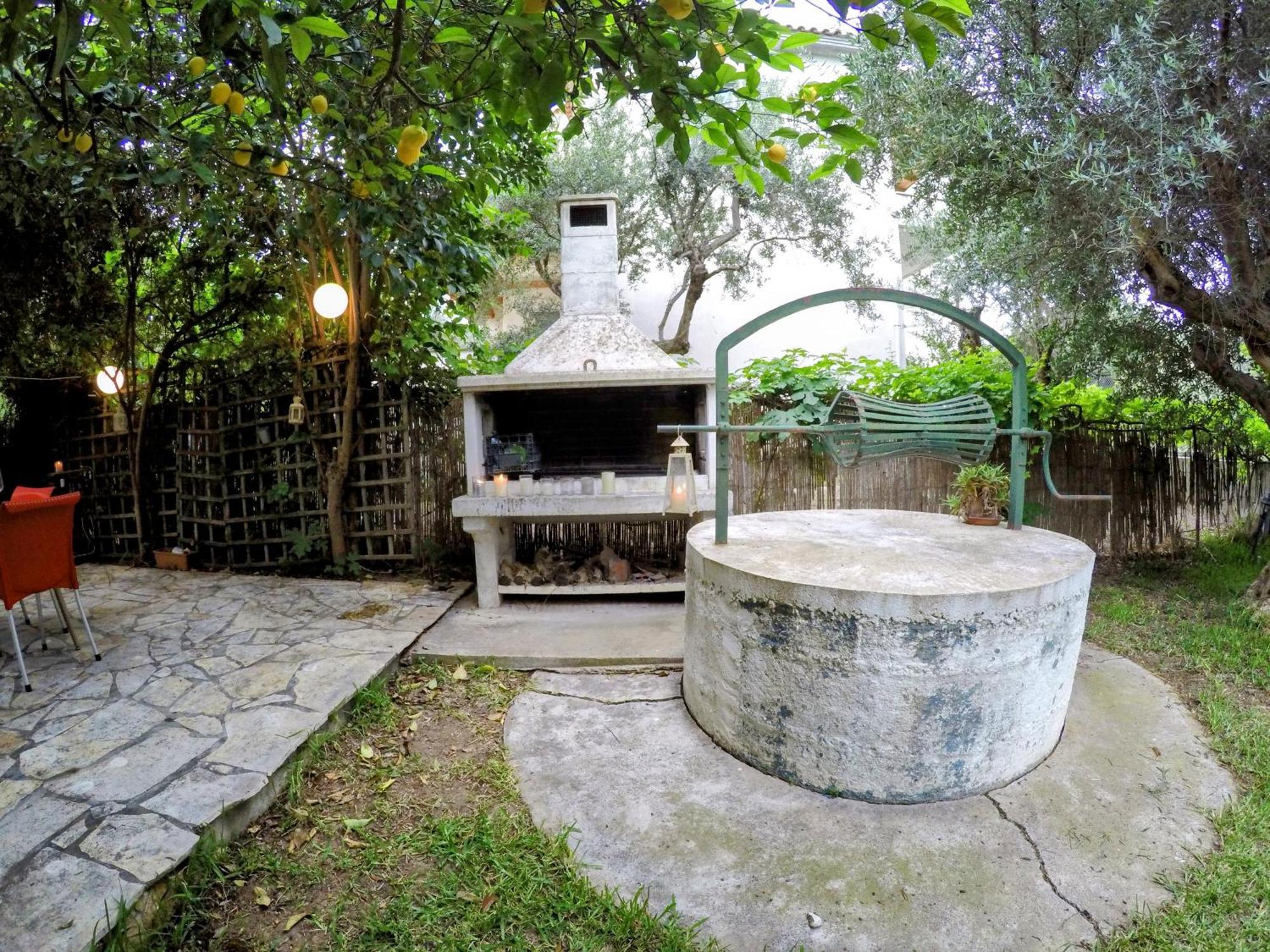 Σπίτι Στο Ρίο Πατρών Με Κήπο - Detached House In Rio With Garden Apartment Exterior photo